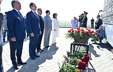 В Барнауле возложили цветы к стеле «Город трудовой доблести»